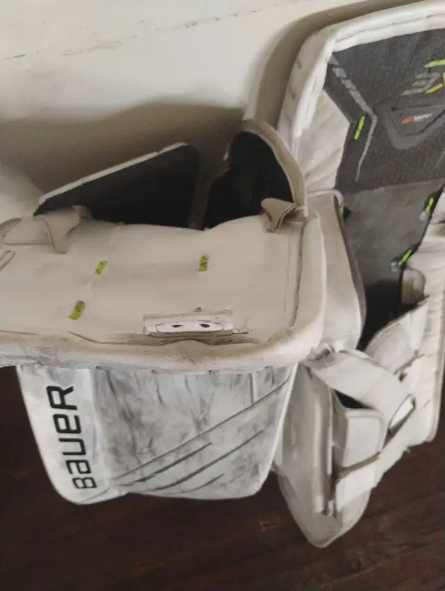 Bauer 3x vapor 32inch intermediate goalie pads in Hockey in Calgary - Image 4