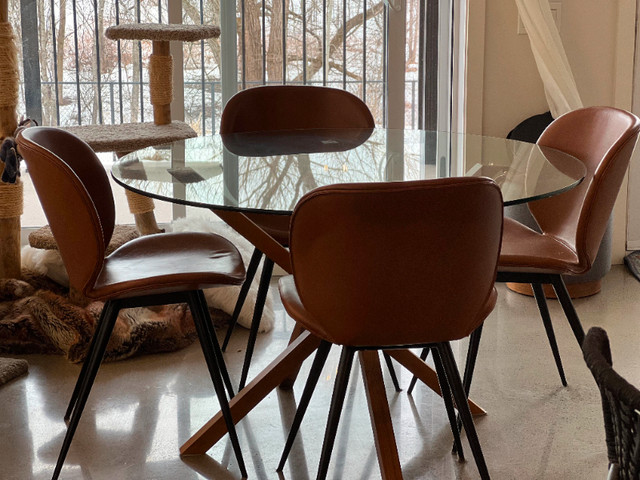 Table en verre noyer rustique avec 4 chaises dans Mobilier de salle à manger et cuisine  à Trois-Rivières - Image 2