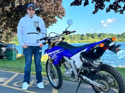 This reliable Yamaha WR250R features a high-performance 250cc liquid-cooled engine and agile handlin...