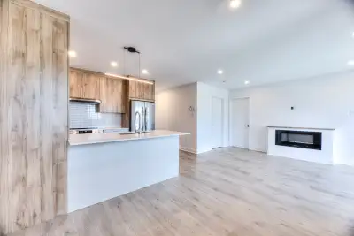 Disponible dès le 1er juin - Vivez le luxe au quotidien dans ce splendide condo offrant un confort i...
