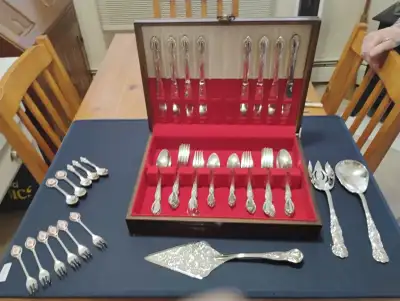 Vintage Rogers Bros Victorian Rose Pattern Silver Plate flatware Service for 8 Includes extra coffee...
