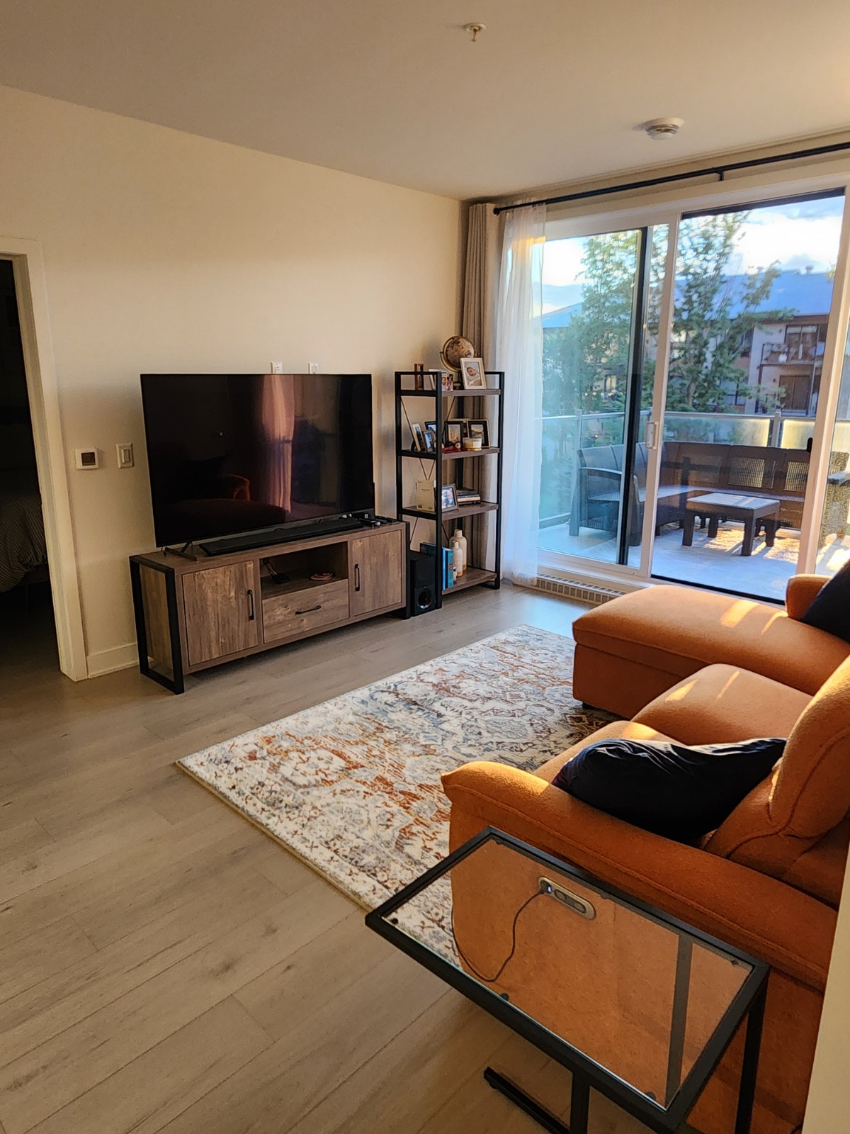 Location Condo 4 1/2, piscine, garage intérieur, ascenseur — photo 2
