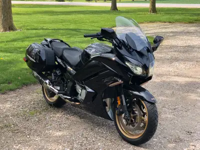 2022 Yamaha Fjr1300 Anniversary Edition, Mint Condition. Low mileage, only 12k Black and Gold. This...