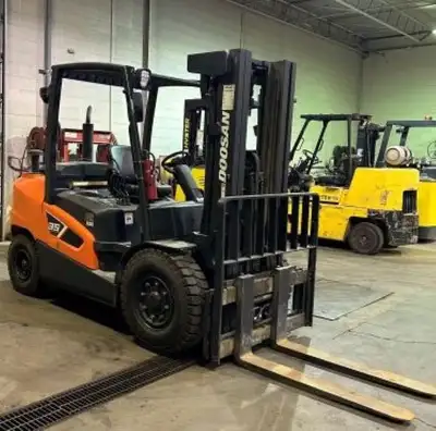 8,000 lb. capacity Diesel powered Doosan Model PDIC03. 4 Tier industrial engine. Two speed automatic...