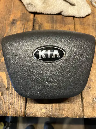 2014-2015 Kia Sorento Front steering wheel air bag.