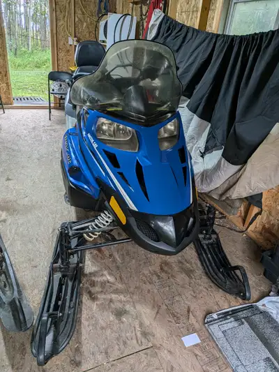2014 Arctic Cat Bearcat 570cc electric start, and reverse.16 x 1 1/4 inch track, 2 up removeable sea...