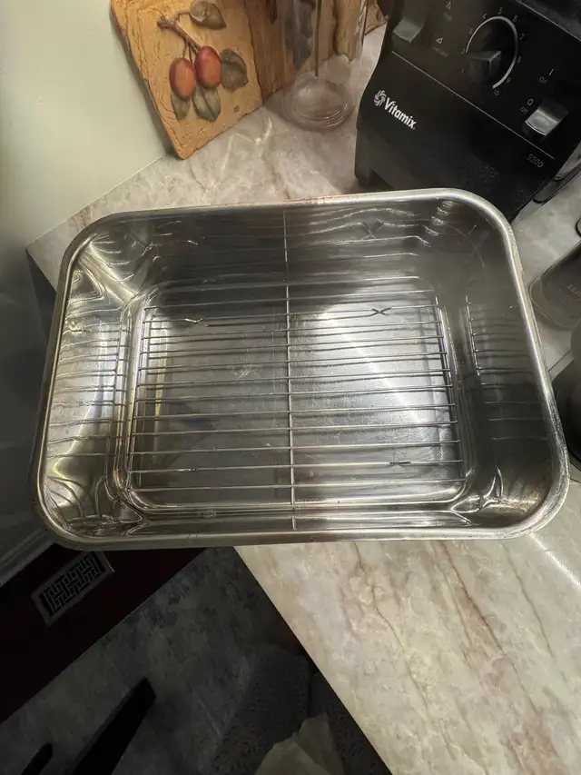 Roasting Pan with Rack in Kitchen & Dining Wares in City of Toronto - Image 3