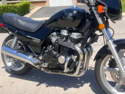 SUPER CLEAN 2000 Honda Nighthawk 750 Last year of production Needs a rear tire. There is a small den...