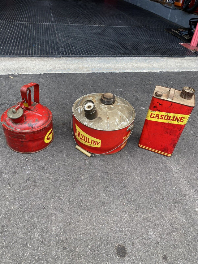 Gas cans vintage  in Arts & Collectibles in Mississauga / Peel Region - Image 2