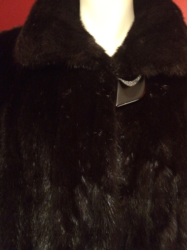 manteau de vison noir / fourrure véritable dans Femmes - Hauts et vêtements d'extérieur  à Longueuil/Rive Sud - Image 4