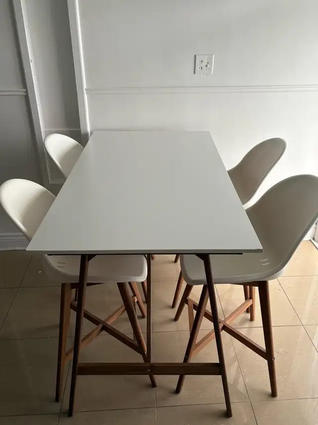 Table and 4 chairs62863731743362124