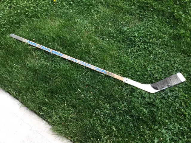 For Sale: 1983 VIC Wood Hockey Stick in Hockey in London - Image 2