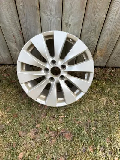 Aluminum rim in like-new condition. 18.5" diameter x 8.5" Was an extra rim for a 2015 Honda Accord....