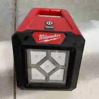 Milwaukee M12 2364-20 LED Rover Mounting Flood Light