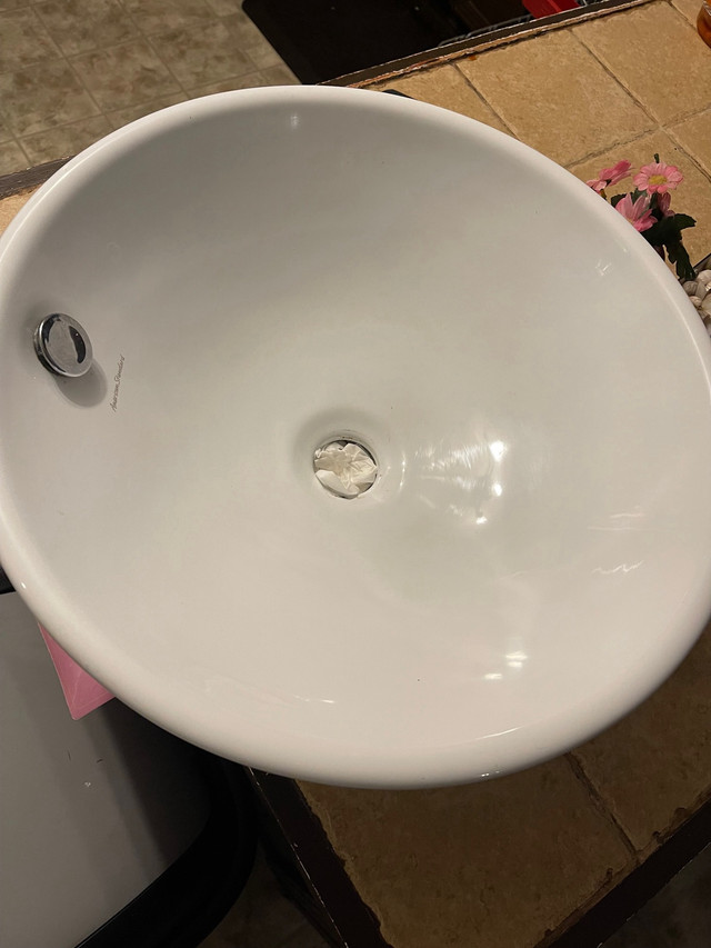 Lavabo et robinet  dans Articles pour la salle de bains  à Longueuil/Rive Sud