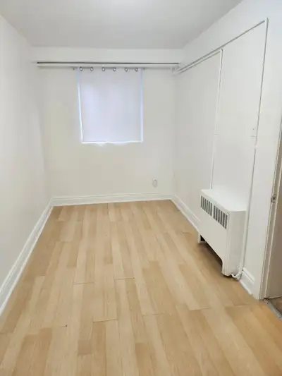 Disponible 1er mars ou 1er avril 2026 1 chambre à coucher fermée, 1 salon, 1 cuisinette avec comptoi...