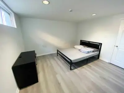 One middle level bedroom is available for rent in Mississauga for 1 person suitable students, workin...