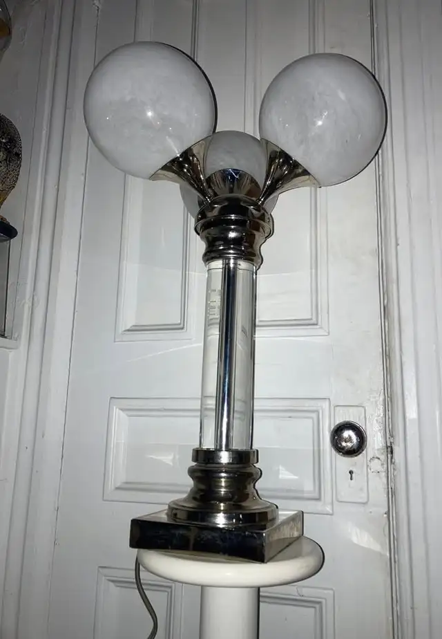 Retro Chrome and Glass Table Lamp with 3 Globes - $270 Cash Only in Indoor Lighting & Fans in City of Montréal - Image 4