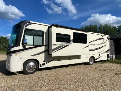 Jayco Precept 34G, 2 slide-outs, Ford V8, 7.3L This Motorhome features a King Size Bed and a comfort...