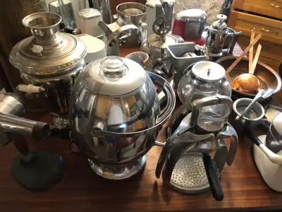 Cafetières, extracteur de jus, etc À vendre ensemble pour café, resto ou magasin. Coffee makers, jui...