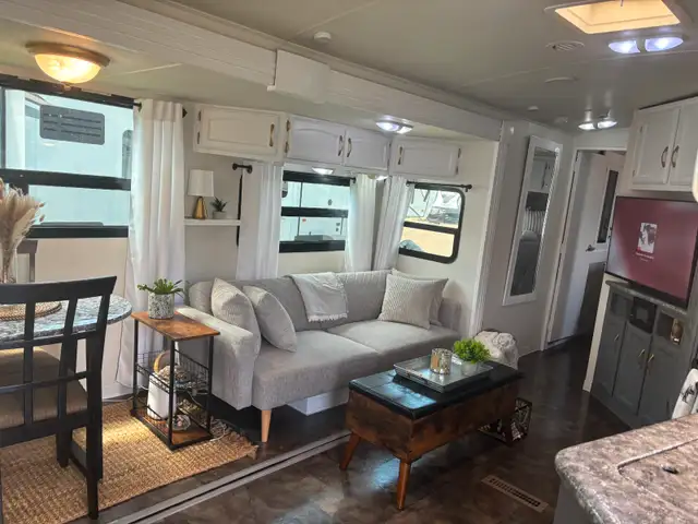 36 Ft Winnebago One with Large Solar Package in Travel Trailers & Campers in Medicine Hat - Image 6