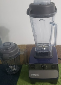 Vitamix Blender, 64 and 32 oz Containers