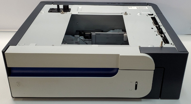 Bac de 550 feuilles HP CE522A Usagée dans Imprimantes, Scanneurs  à Ville de Québec - Image 2