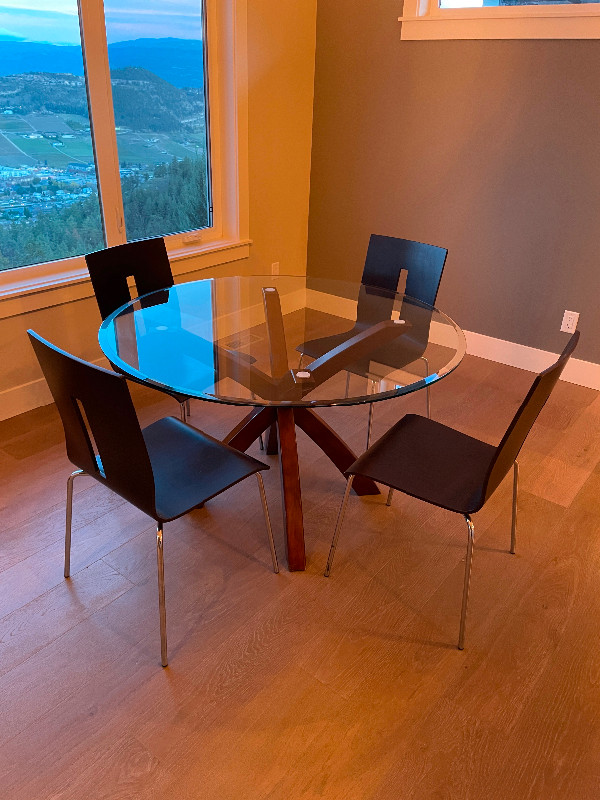 Glass dining table and chairs in Dining Tables & Sets in Kelowna