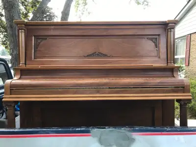 FREE PIANO 1925 UPRIGHT BEAST NICE WOOD VENEER FREE DELIVERY Beautiful wood finish. Nice clean look....