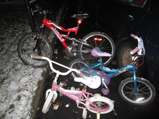 3 vélos pour pièces ou pour bricoleur 2 filles 1 adulte AUBAINE dans Châssis et pièces  à Laval/Rive Nord