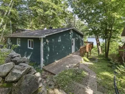 Escape to this charming 4-season cottage, perfect for a relaxing getaway any time of the year! Nestl...