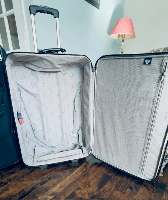 Air Canada 2-Piece Luggage Set in Other in Saint John - Image 4