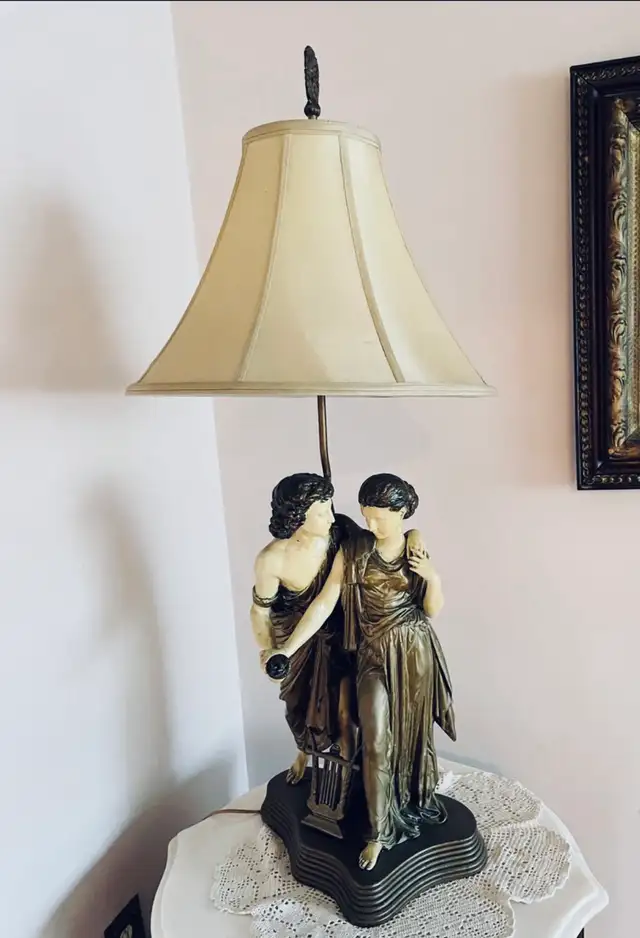 Unique tall Vintage Table Lamp in Indoor Lighting & Fans in City of Montréal - Image 3