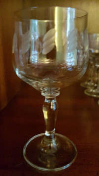 Beautiful Vintage Floral Etched Crystal Wine/Liquor Glasses