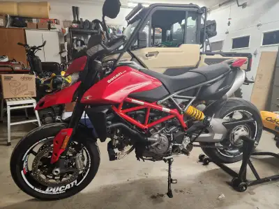 2022 Ducati Hypermotard 950. Excellent condition, possibility of including rear stand, and, quickshi...