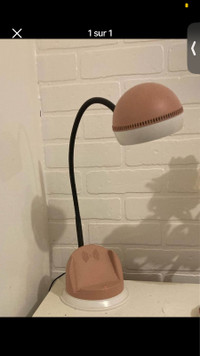 Lampe de chevet avec chargeur de téléphone intégré