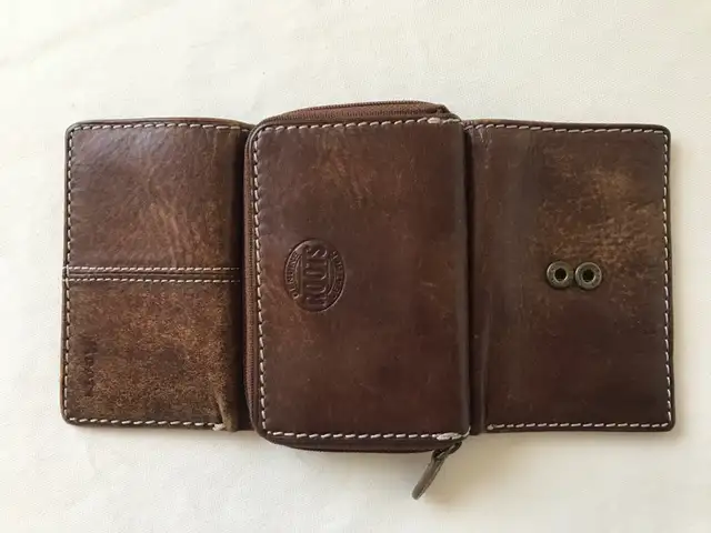 Roots small Trifold Wallet Genuine Leather Bag Card holder in Women's - Bags & Wallets in City of Toronto - Image 5