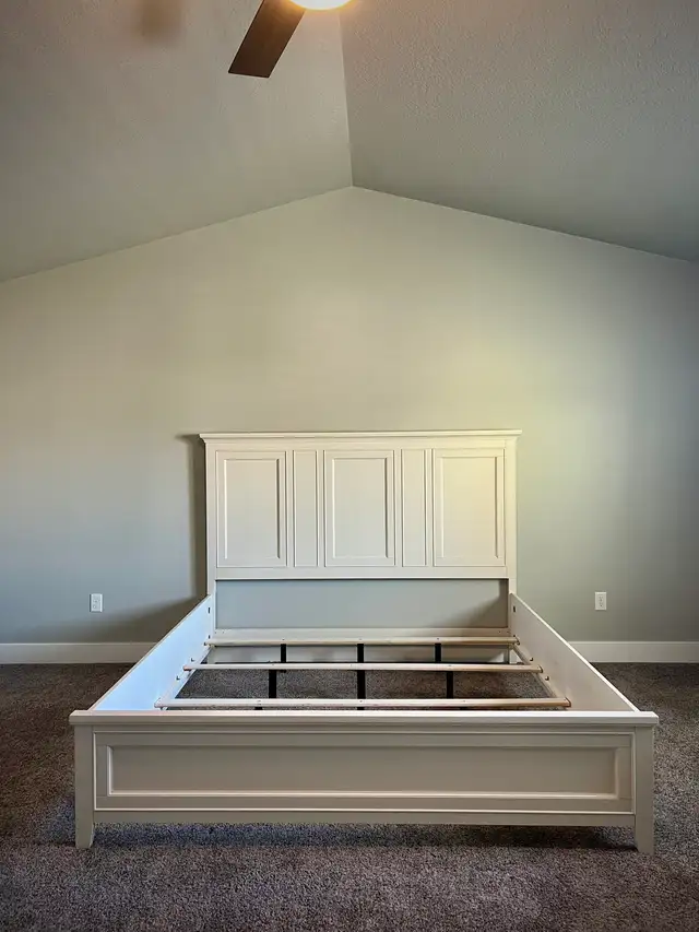 KING BED FRAME – SOLID WOOD, EXCELLENT CONDITION in Beds & Mattresses in Mississauga / Peel Region - Image 4