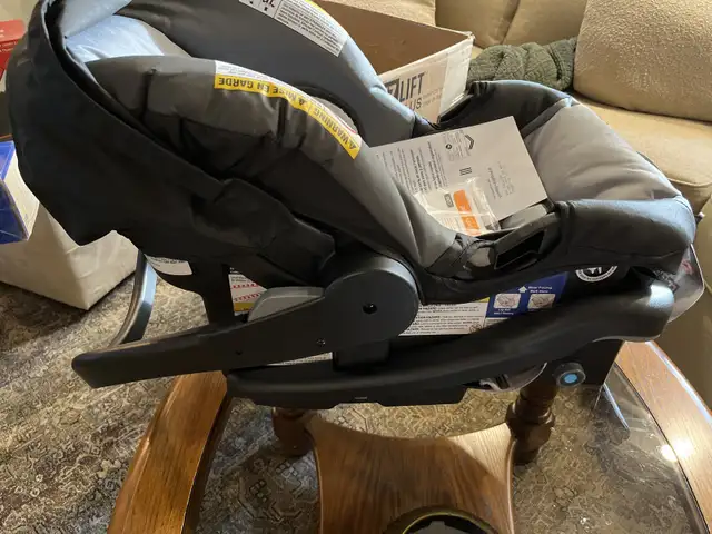 Infant car seat in Strollers, Carriers & Car Seats in Kitchener / Waterloo - Image 5