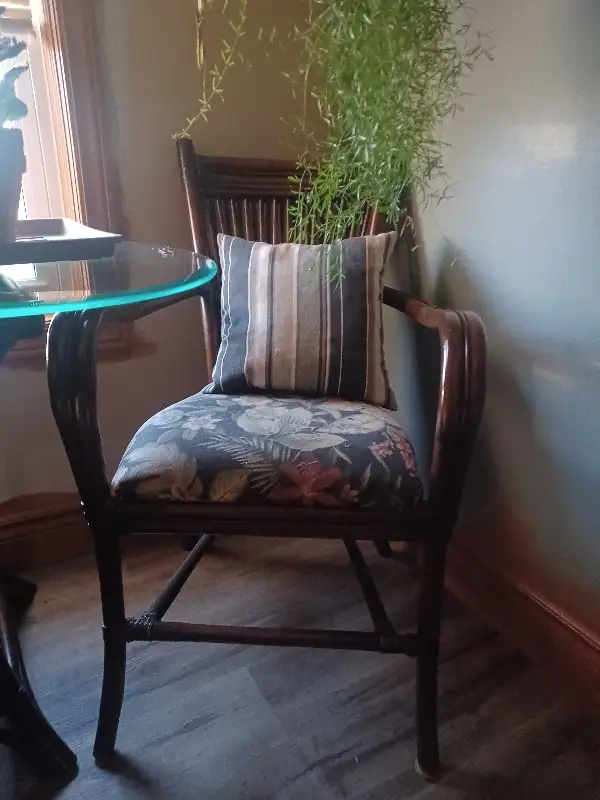 Wicker / Table set in Dining Tables & Sets in Ottawa - Image 4