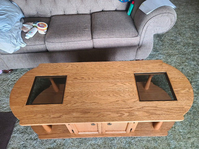 Beautiful Solid Oak Coffee Table in Coffee Tables in Grande Prairie - Image 4