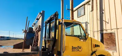 2005 sterling acterra 57000km Cvip done july 2024 3 20 yard bins 22 foot flat deck with 17500lb winc...
