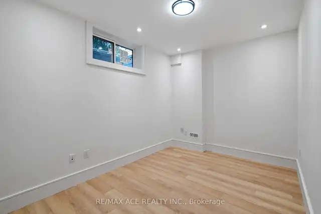 Private room for rent in Scarborough for a girl in Room Rentals & Roommates in City of Toronto - Image 4