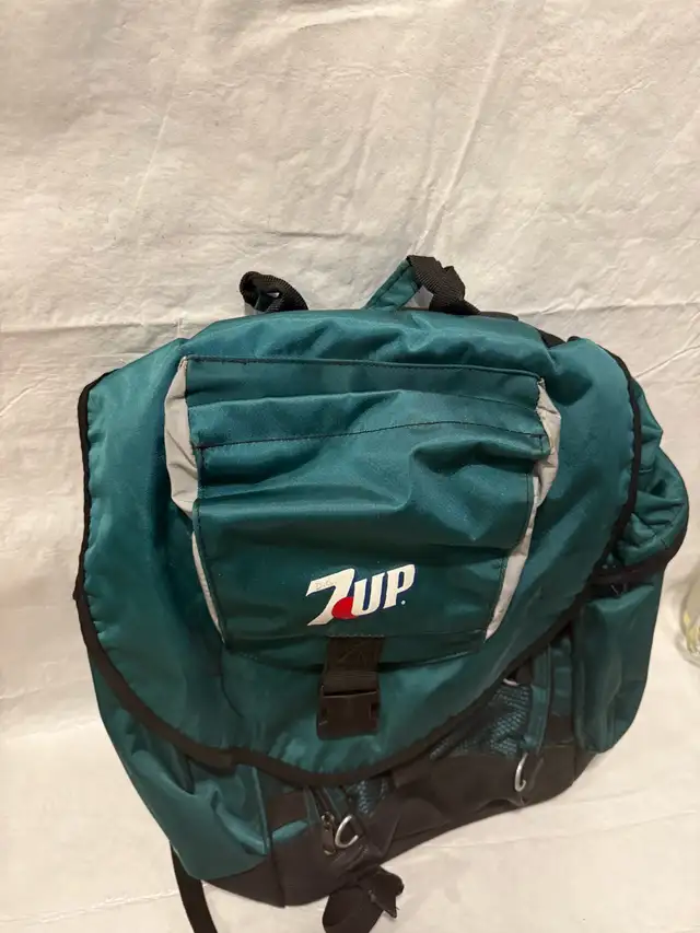 A vintage collection of 7up  in Arts & Collectibles in Petawawa - Image 9