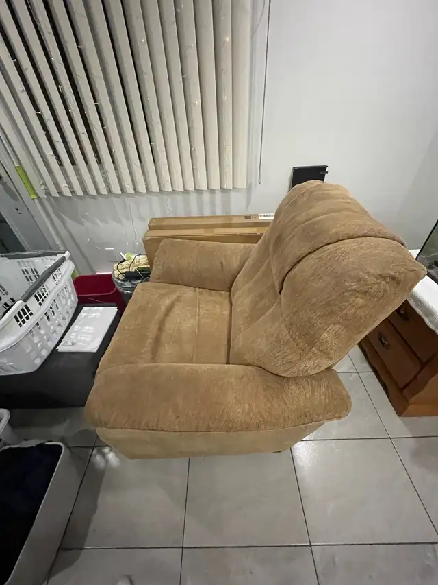 Fauteuil et table avec quatre chaises à vendre in Dining Tables & Sets in Longueuil / South Shore - Image 10