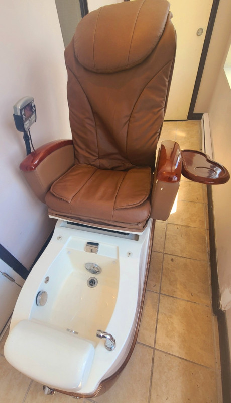 1 pedicure chair and tub for sale. Modern with massage and leds in Other Business & Industrial in Markham / York Region