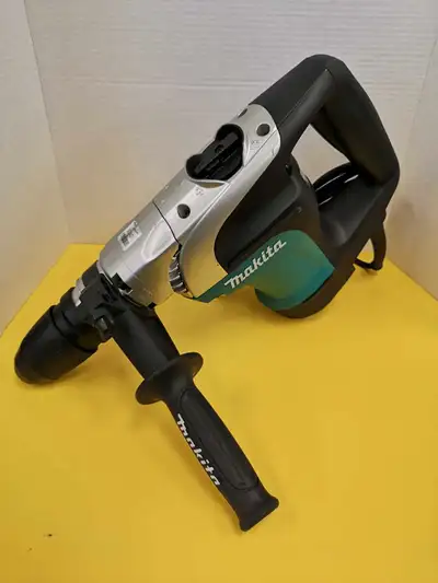10 ampères - 2500/min. ( Comme Neuve ). Marque : Makita Modele : HR4002 Prix : $ 400 Sku : 300746501...