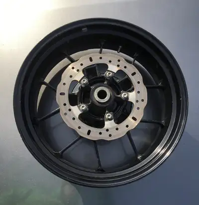 Roue arrière rear wheel rim mag Aprilia Shiver 750 et RSV 1000 fait de 2010 à 2016 largeur de 5.5 Po...