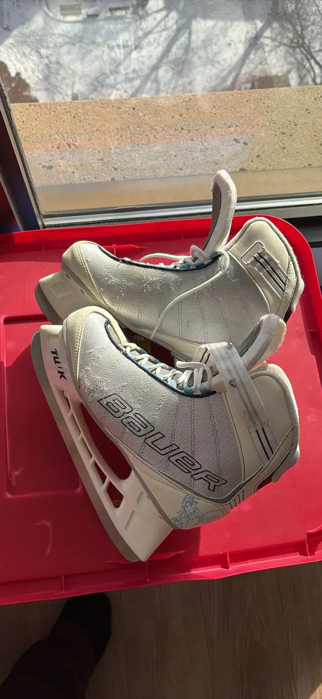 Bauer Women Ice Skates in Skates & Blades in Ottawa - Image 2