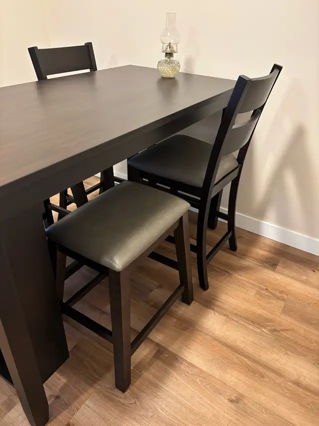 Counter height table and chairs in Dining Tables & Sets in Bedford - Image 4